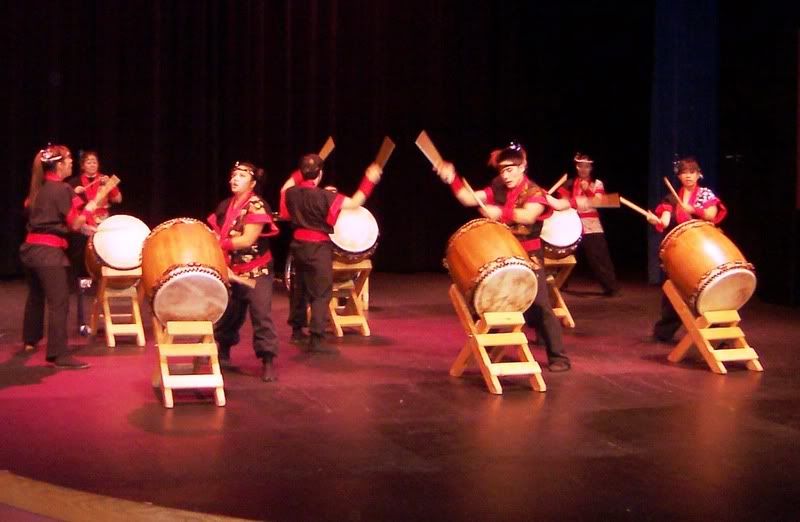 [http://i44.photobucket.com/albums/f42/MutantSith/TaikoDrummers.jpg]