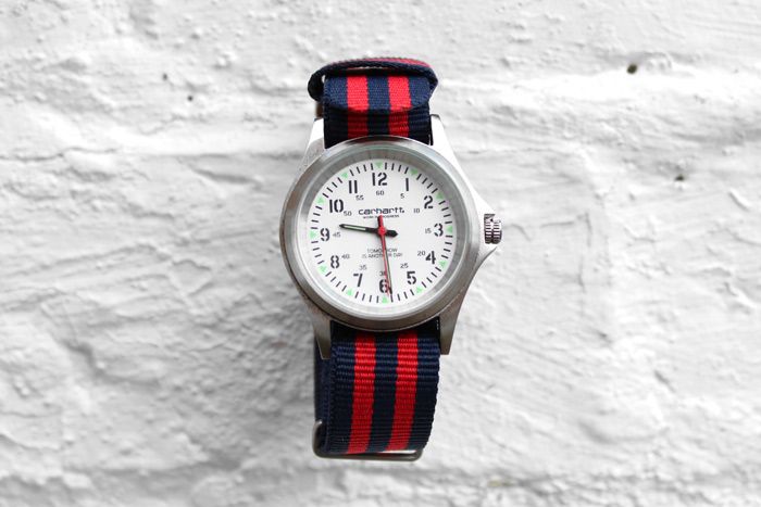 Image: http://i44.photobucket.com/albums/f50/FUSShop/carhartt-military-watch-steel-red-online.jpg
