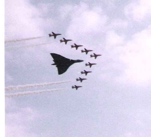 http://i44.photobucket.com/albums/f6/RidingWithTheAngels/RedArrowsandVulcanXH558.jpg