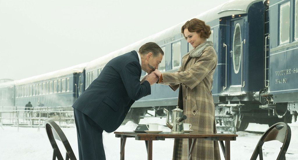 Kenneth Branagh, alias Hercule Poirot, e Daisy Ridley, alias Mary Debenha, in una delle scene più suggestive del film