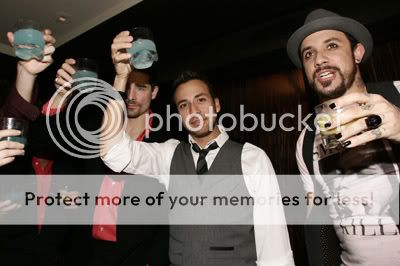 http://i44.photobucket.com/albums/f9/BackstreetPride/Howie/Bachelor%20Party%20Nov%2017/15151330.jpg?t=1195589264