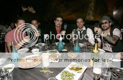 http://i44.photobucket.com/albums/f9/BackstreetPride/Howie/Bachelor%20Party%20Nov%2017/15151335.jpg?t=1195589288