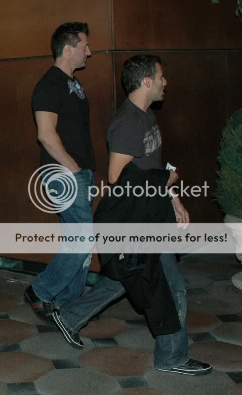 http://i44.photobucket.com/albums/f9/BackstreetPride/Howie/Bachelor%20Party%20Nov%2017/20071117-HowieBachelorPartyatLas-3.jpg?t=1195589429