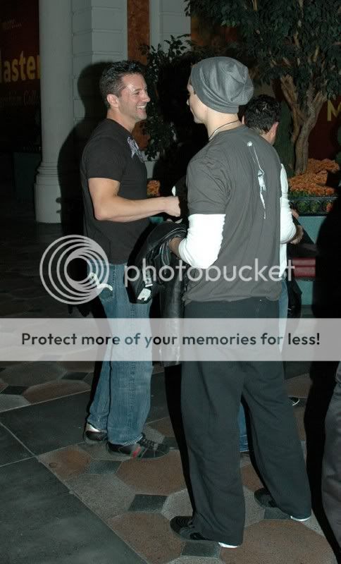 http://i44.photobucket.com/albums/f9/BackstreetPride/Howie/Bachelor%20Party%20Nov%2017/20071117-HowieBachelorPartyatLas-5.jpg?t=1195589447