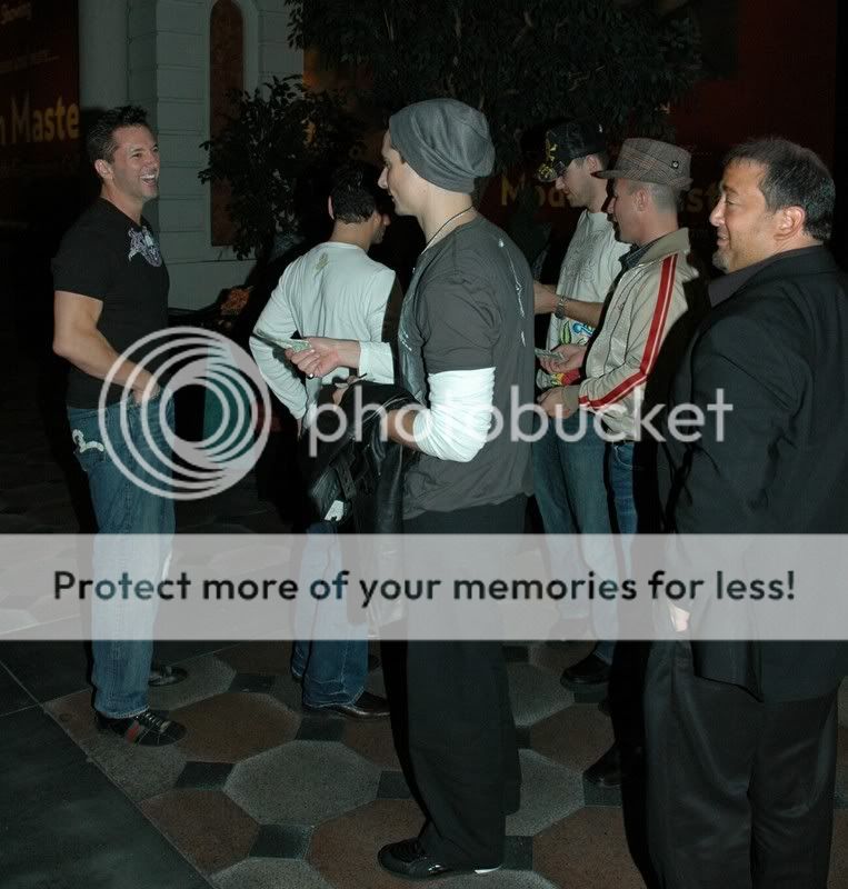 http://i44.photobucket.com/albums/f9/BackstreetPride/Howie/Bachelor%20Party%20Nov%2017/20071117-HowieBachelorPartyatLas-6.jpg?t=1195589457